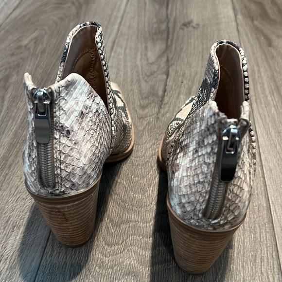Steve Madden Snip-Toe Snakeskin 2" heel‎ Bootie, Size 6M, - Picture 2 of 9